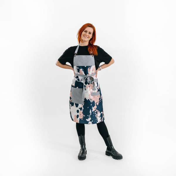 Zástěra Storm – kuchařská zástěra s moderním abstraktním vzorem