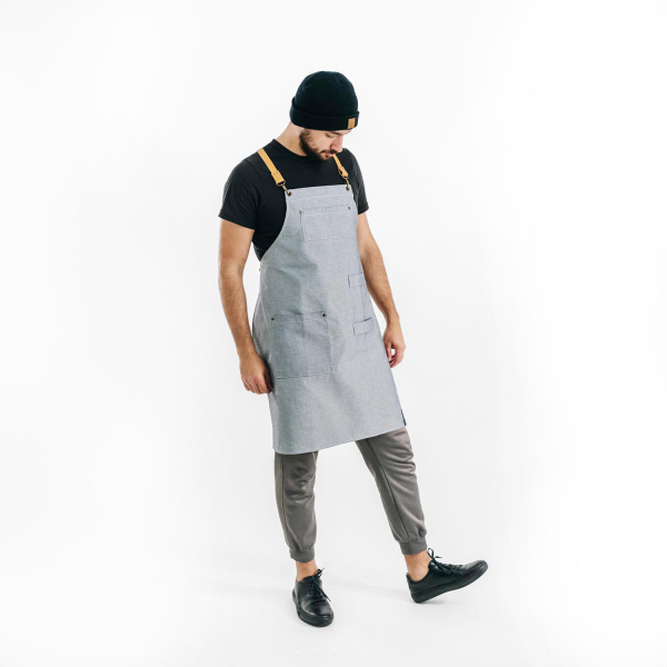Zástěra Reverse Denim & Leather – světle šedá kuchařská zástěra s koženými popruhy